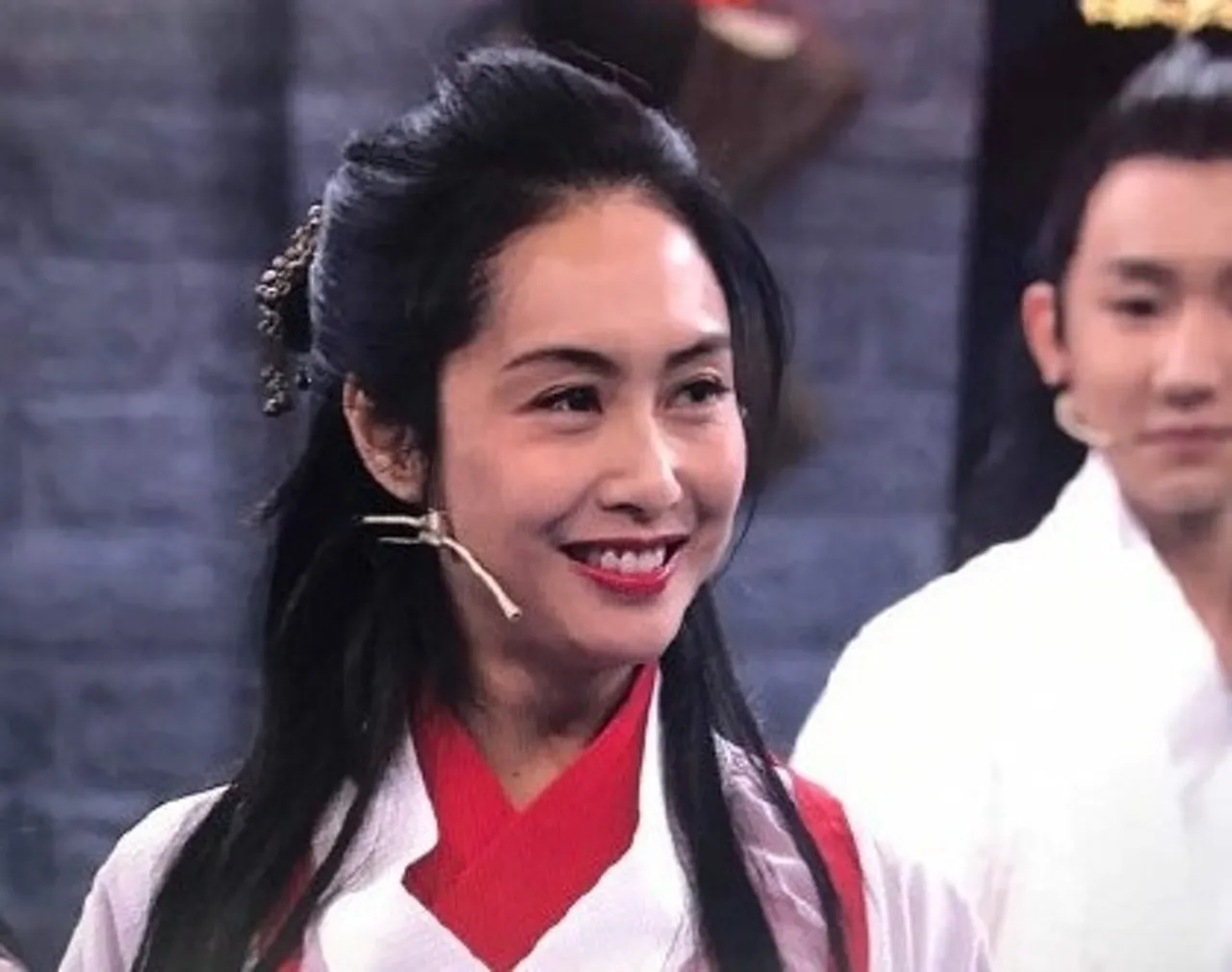 【朱茵｜凍齡保養】事隔廿多年，朱茵在節目《王牌對王牌》再次飾演紫霞仙子。（《王牌對王牌》影片截圖）