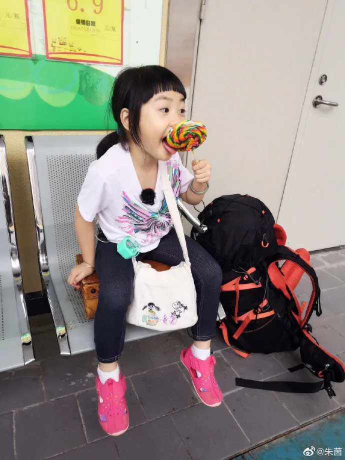 【朱茵｜女兒樣貌似爸爸？】朱茵與黃貫中的女兒黃鶯一直被指跟爸爸十分相似。（朱茵＠微博）