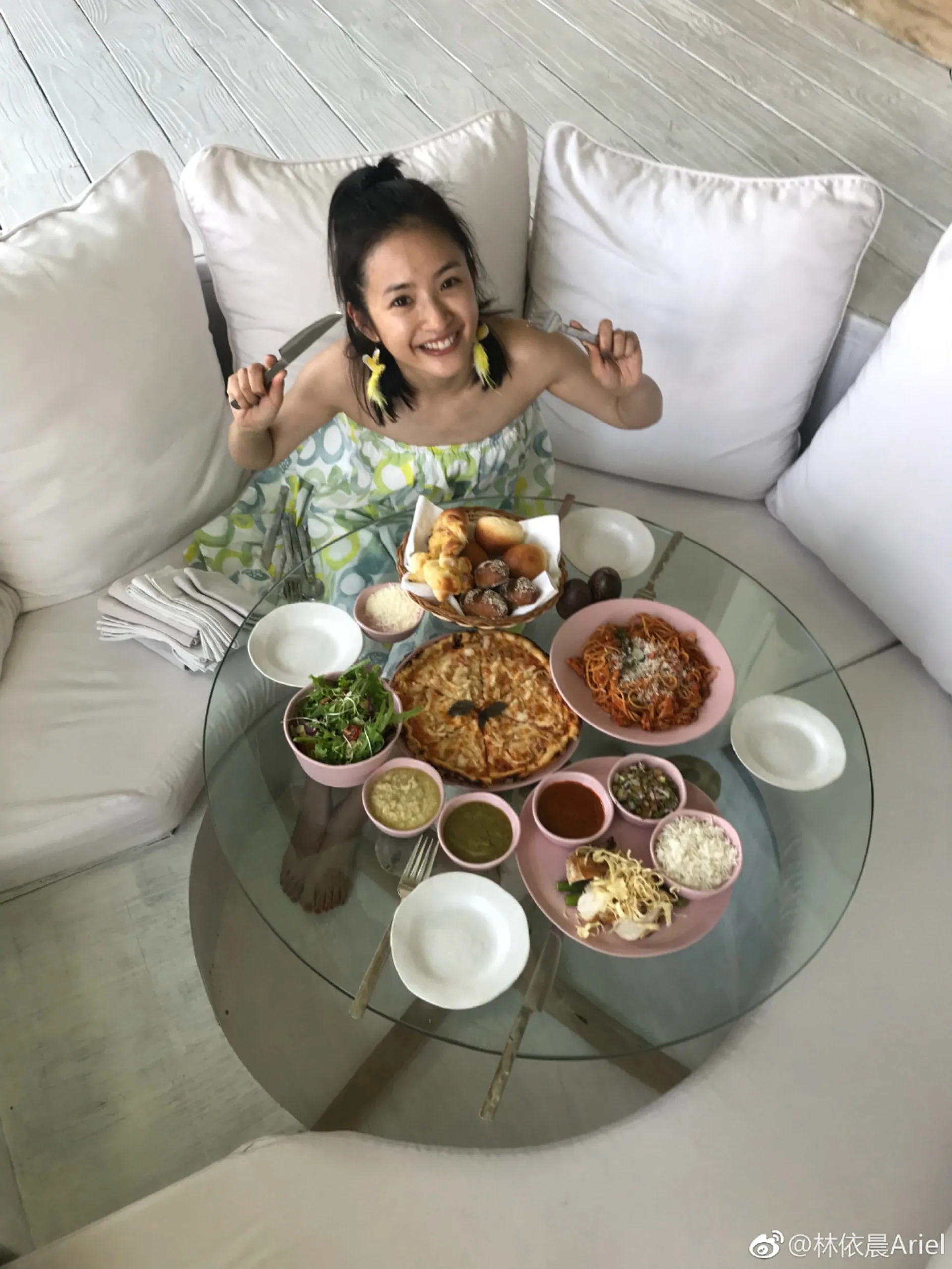 【林依晨】林依晨指全家人的早餐自始至終都是婆婆做的，自己確嘗試當「印象中的好媳婦」只有兩年多，後來家人體諒她作息時間不一，所以不准她再配合他們早上的生活步調。（林依晨@微博）