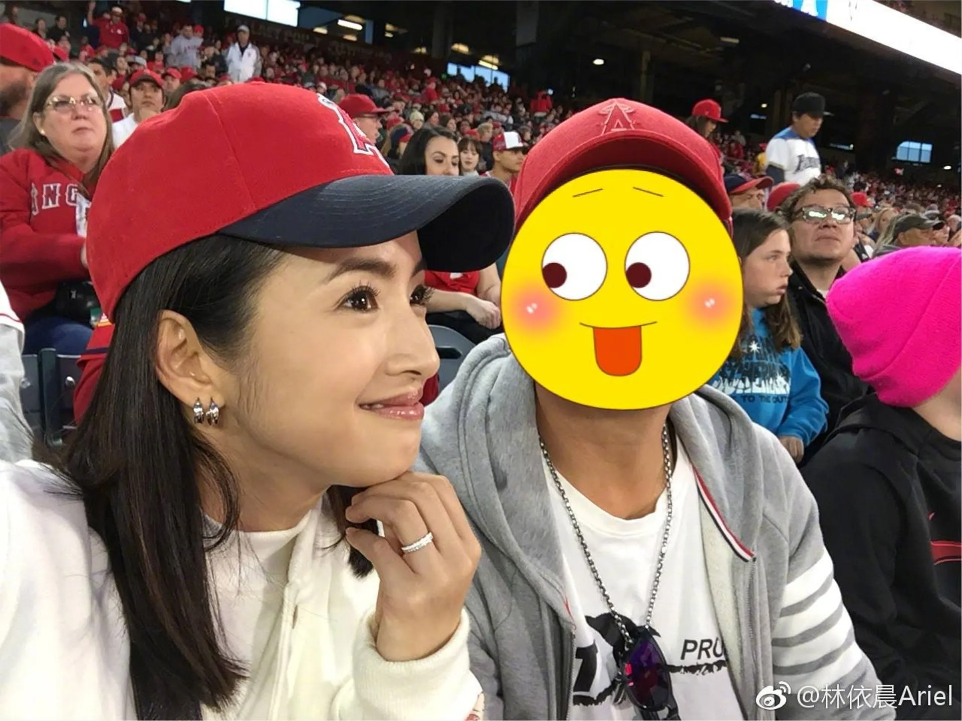 【林依晨】林依晨寫：「公婆同住是要怎麼帶嫩模回家？家裡勉強能稱得上嫩模的就只有我了，真是委屈他了LA家的嫩模也只有母黃金鼠一隻啦。」（林依晨@微博）