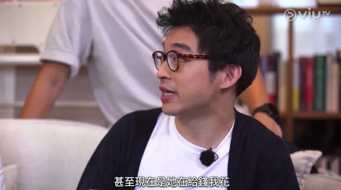 七仙羽｜七仙羽（七師傅）主持ViuTV 新節目《七救星》，第一集就找到林作、女友裕美以及林作母親（王莉妮）打響頭炮。(《七救星》劇照)