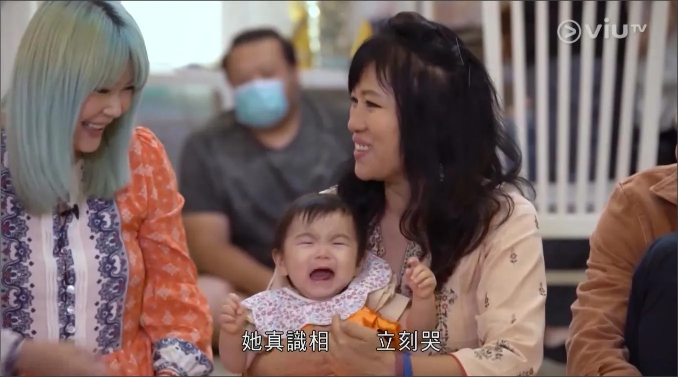 七仙羽｜七師傅決定出動「靈童」嚇走杜如風的購物慾。最後七師傅將杜如風的名牌手袋變賣，自己再多出約一萬，以換來物資派給深水埗的街坊。(《七救星》劇照)
