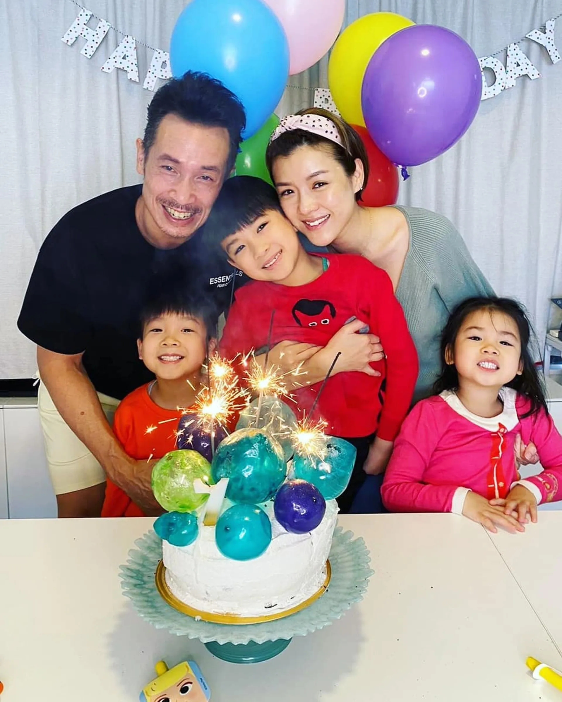 【陳茵媺】陳豪十分疼愛太太陳茵媺，婚後為了兒女打拼，但無論多累，也不時大讚太太，十分努力做運動修身，公然曬恩愛，更在多次訪問中，大讚陳茵媺廚藝非常棒，又會為兒女生日做蛋糕，可說是「全能」。（IG@aimeechan_official）