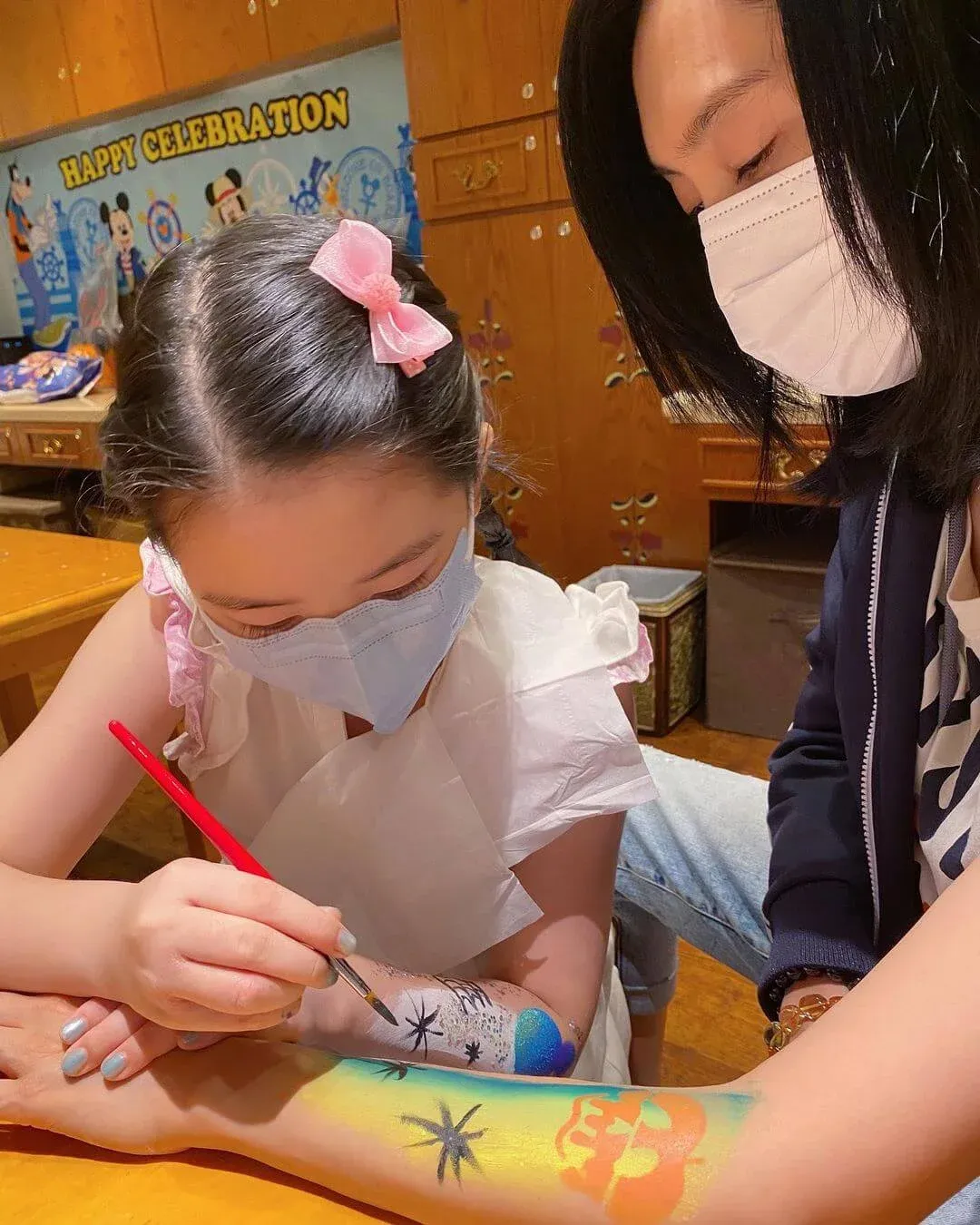 朱茵母女樂園享親子時光 黃貫中：感恩囡囡愈來愈像你