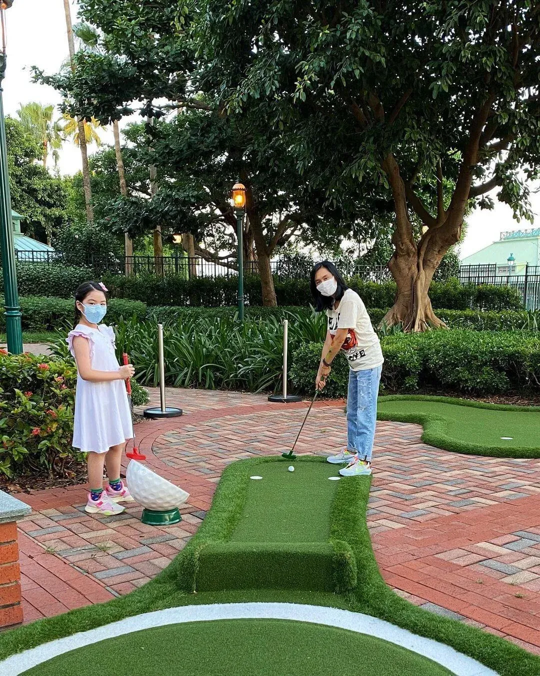 朱茵母女樂園享親子時光 黃貫中：感恩囡囡愈來愈像你