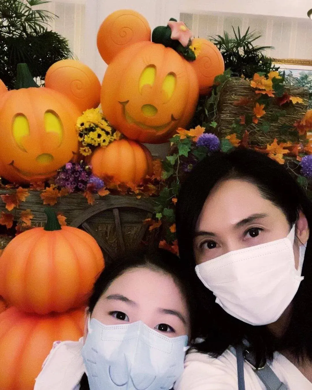 朱茵母女樂園享親子時光 黃貫中：感恩囡囡愈來愈像你