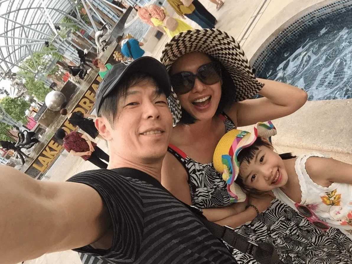 朱茵母女樂園享親子時光 黃貫中：感恩囡囡愈來愈像你