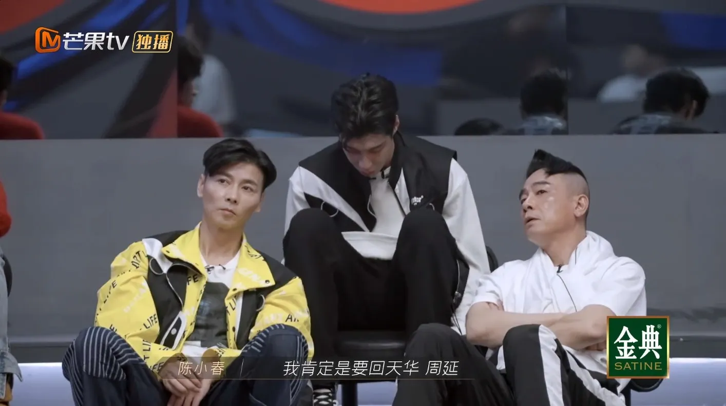 張晉問陳小春選隊員意見，但陳小春以兄弟情行先。（視頻截圖）