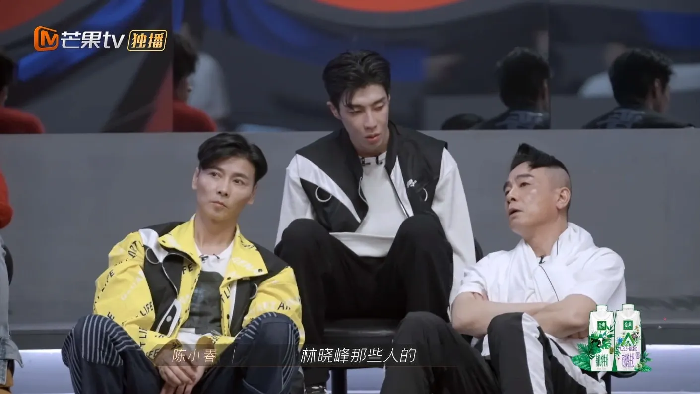 張晉問陳小春選隊員意見，但陳小春以兄弟情行先。（視頻截圖）