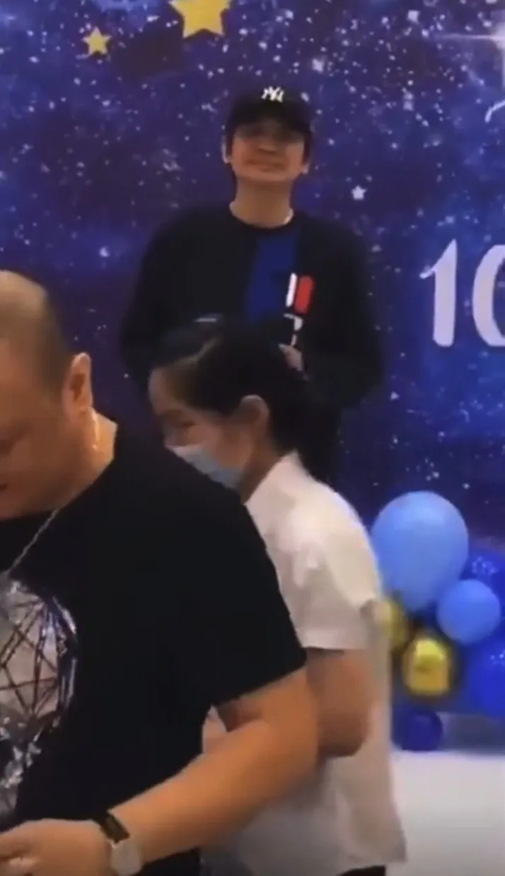 打扮低調。（影片截圖）