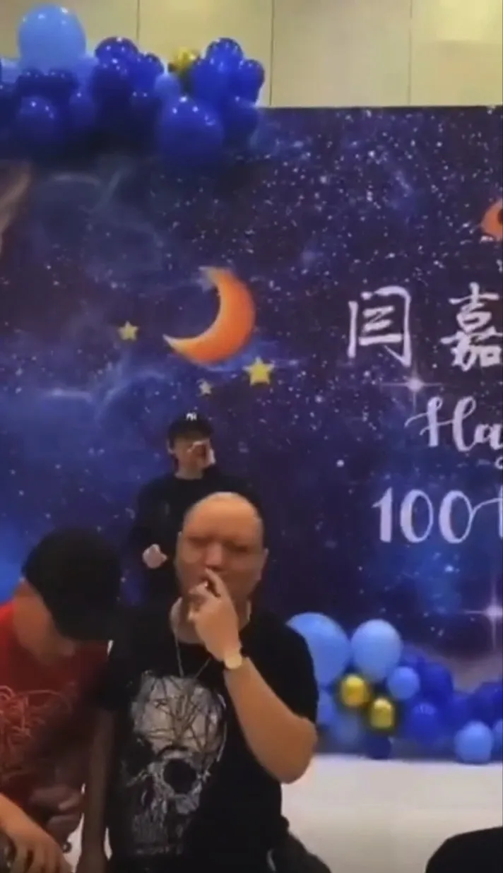 獻唱Beyond的代表作《光輝歲月》。（影片截圖）