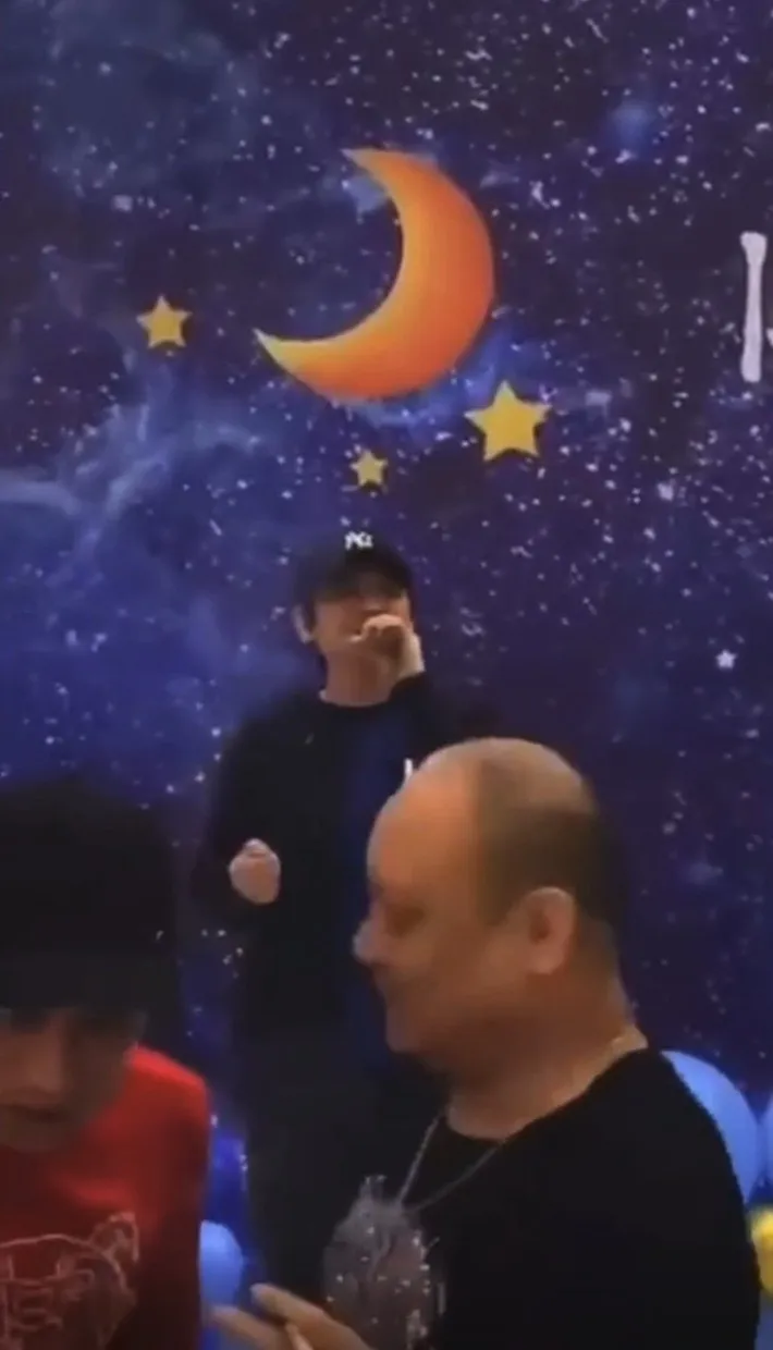 獻唱Beyond的代表作《光輝歲月》。（影片截圖）