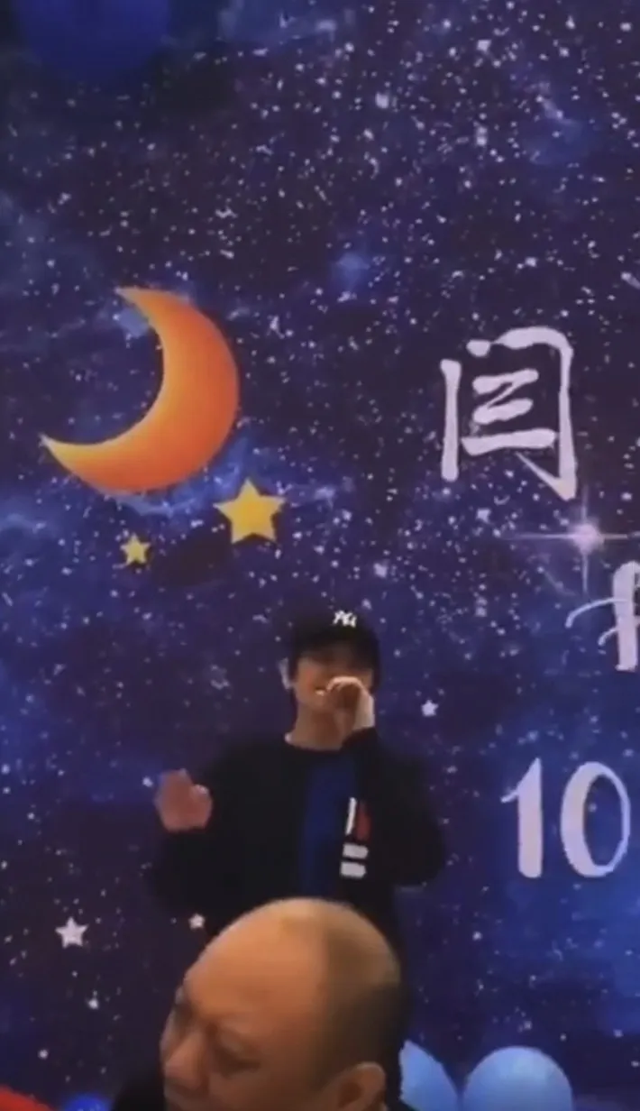 但台下觀眾就只顧着吃東西、飲酒。（影片截圖）