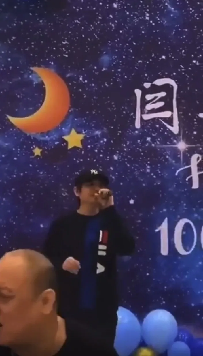 完全沒有人在認真聽葉世榮獻唱。（影片截圖）