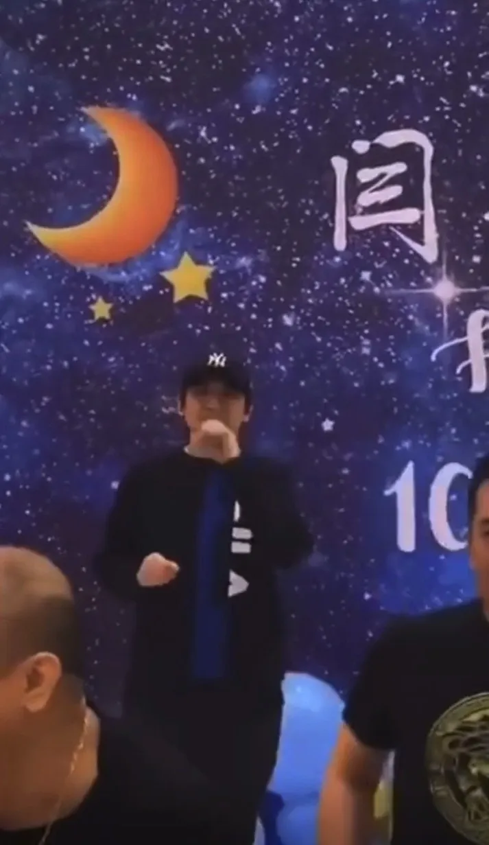 完全沒有人在認真聽葉世榮獻唱。（影片截圖）