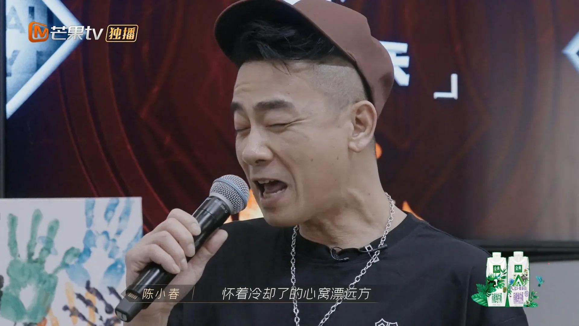 還不小心將音調起得太過。（視頻截圖）