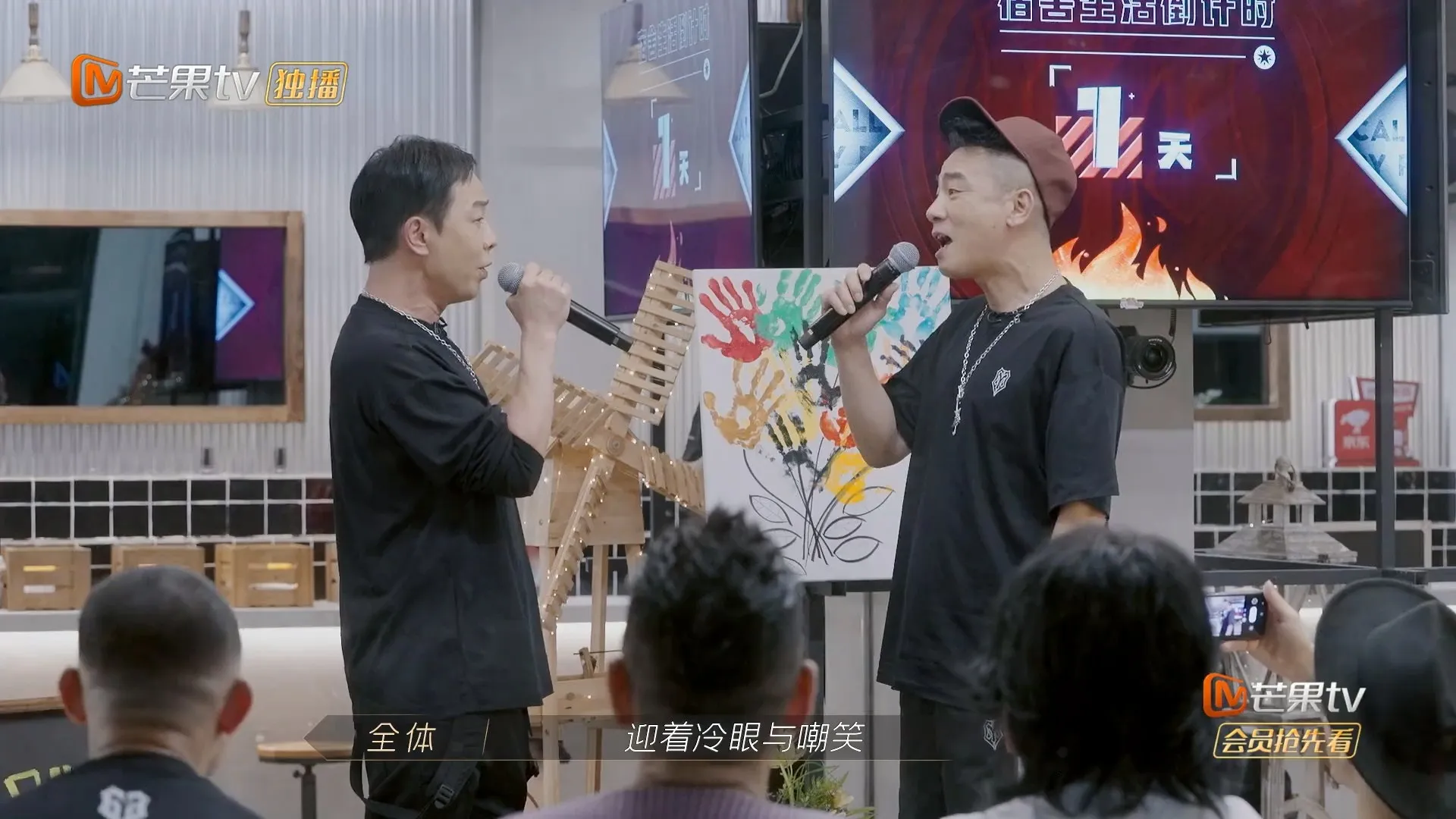 兩人對視合唱。（視頻截圖）