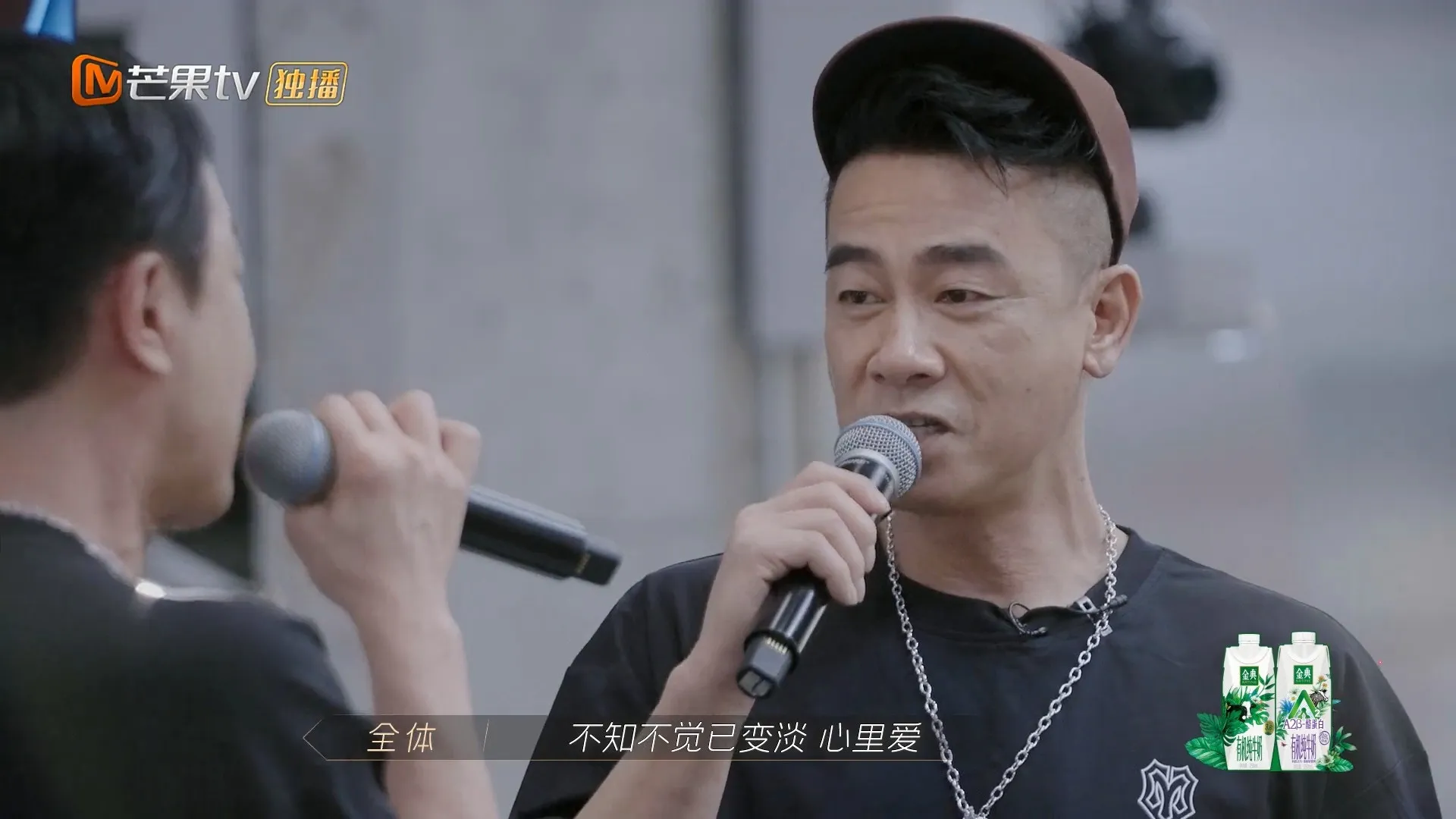 帶動全場氣氛，大家一起合唱。（視頻截圖）