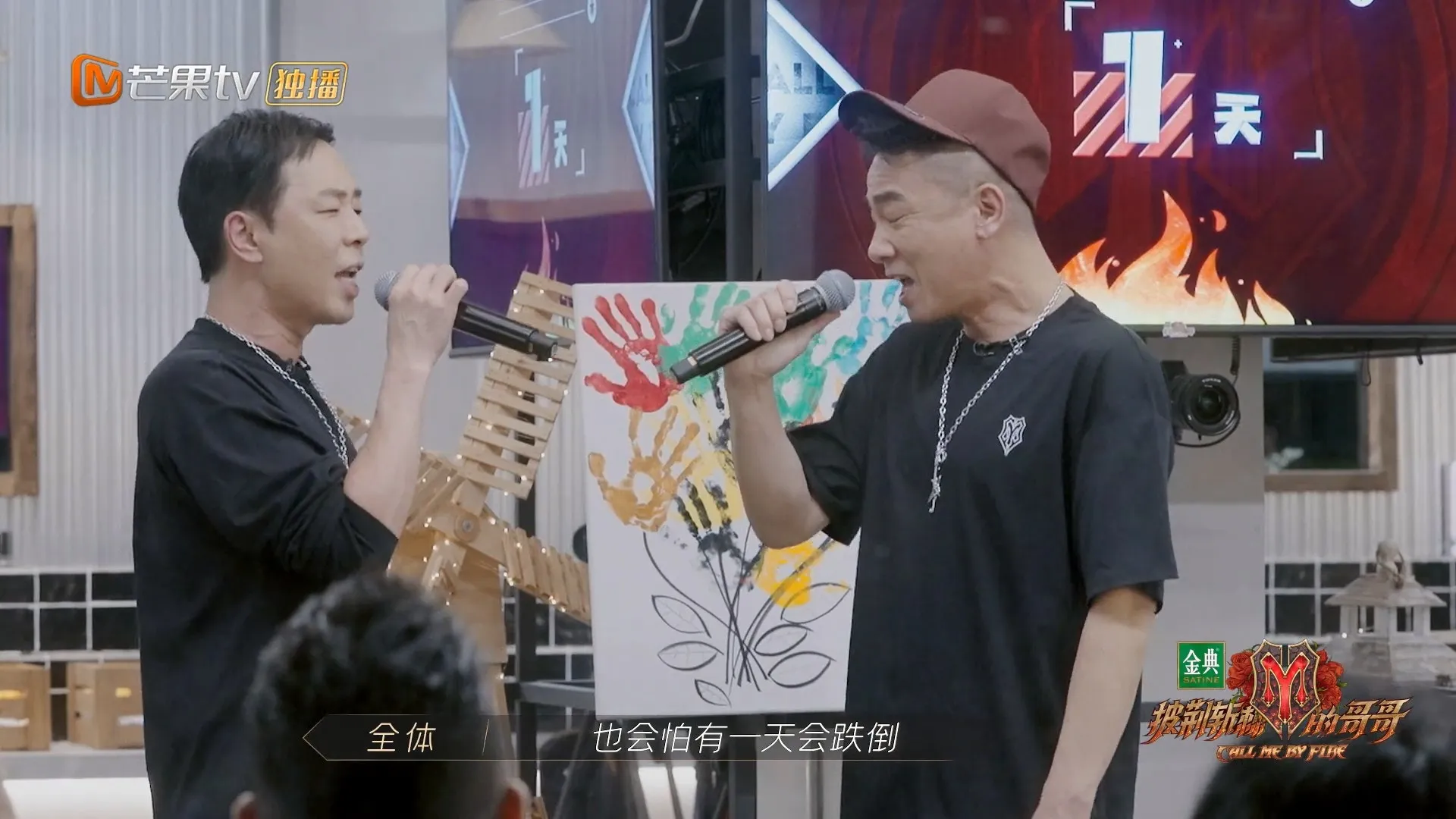 帶動全場氣氛，大家一起合唱。（視頻截圖）