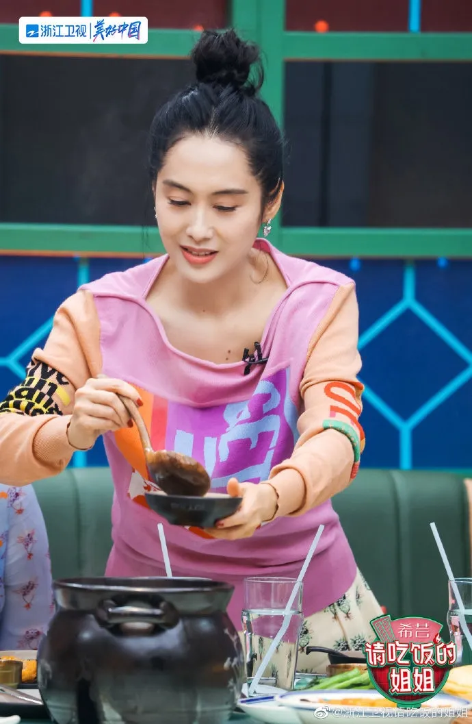蔡少芬（Ada）、陳法蓉、洪欣以及朱茵一起參演內地真人騷《請吃飯的姐姐》。