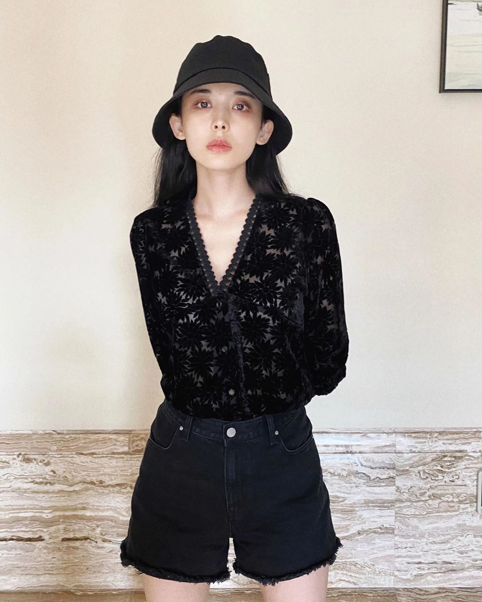 去年她突然暴瘦，素顏出鏡看起來非常憔悴。（IG@nz0502）