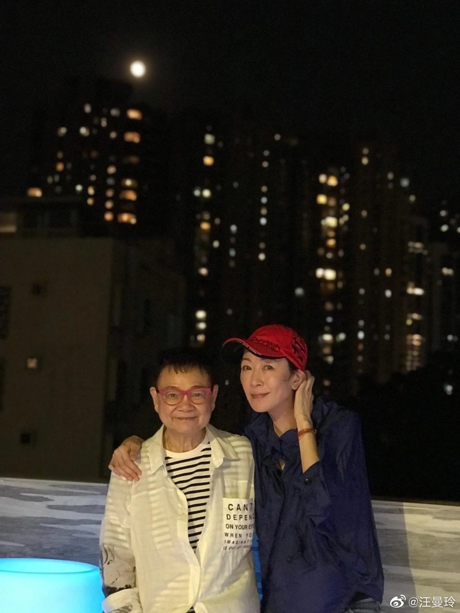 資深傳媒人汪曼玲月前就曬出袁潔瑩與一眾朋友聚會的照片，可見她上身穿了一件深藍色風衣，下身穿了一條牛仔長褲，頭上還戴了一頂棒球帽，把自己包裹得非常嚴實，即使如此，仍可見她身形消瘦，雙手青筋凸起明顯。（微博照片）