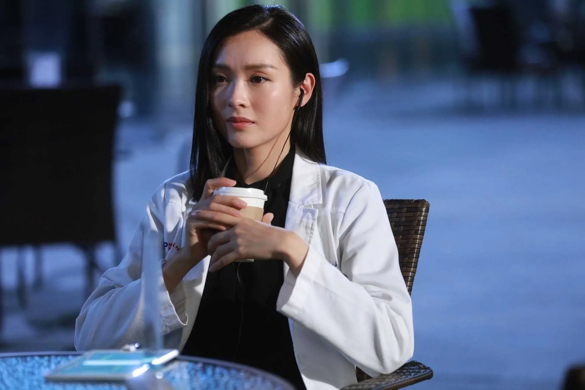 李佳芯在《白色強人》飾演心胸肺外科醫生Kennis，專業幹練的形象大受歡迎。（劇照）