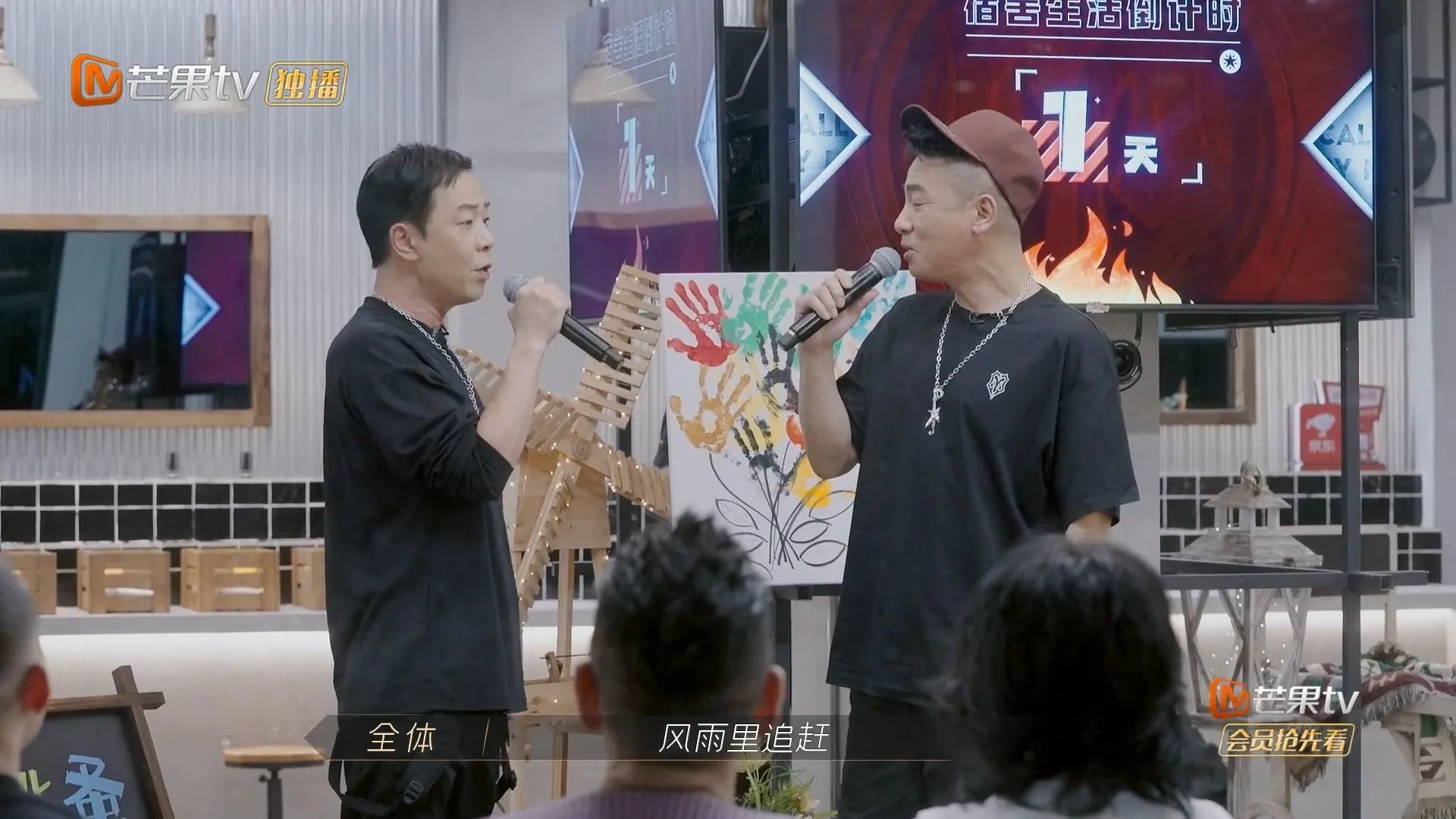 同陳小春一起唱。（影片截圖）
