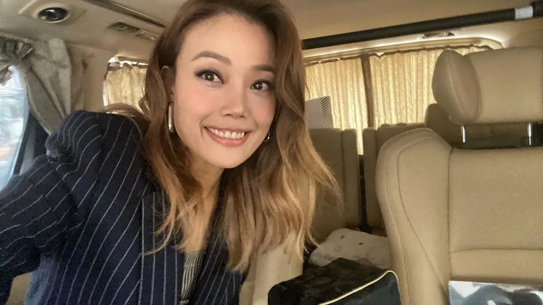 容祖兒的父母早年離異，爸爸容錦輝拋棄了家庭，容祖兒由媽媽一手帶大，但她依然非常照顧爸爸，2000年，容祖兒的爸爸被爆向保險公司借了7萬元港幣後失蹤，遭入稟追債，當時仍是新人的祖兒偷偷出錢替父還債。（IG／＠yungchoyee）