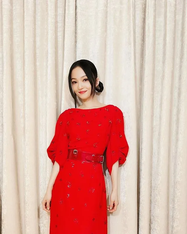 據悉，張韶涵媽媽每月向女兒索要100萬台幣生活費，更一度敗光張韶涵多年辛苦工作的積蓄，甚至向傳媒表示女兒拋棄兩老不贍養自己。（IG／＠angela_zhangshaohan)