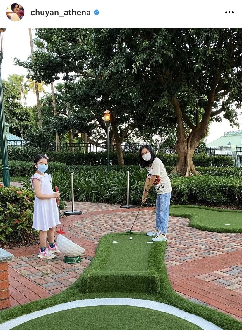 朱茵與囡囡到樂園玩。(朱茵IG)