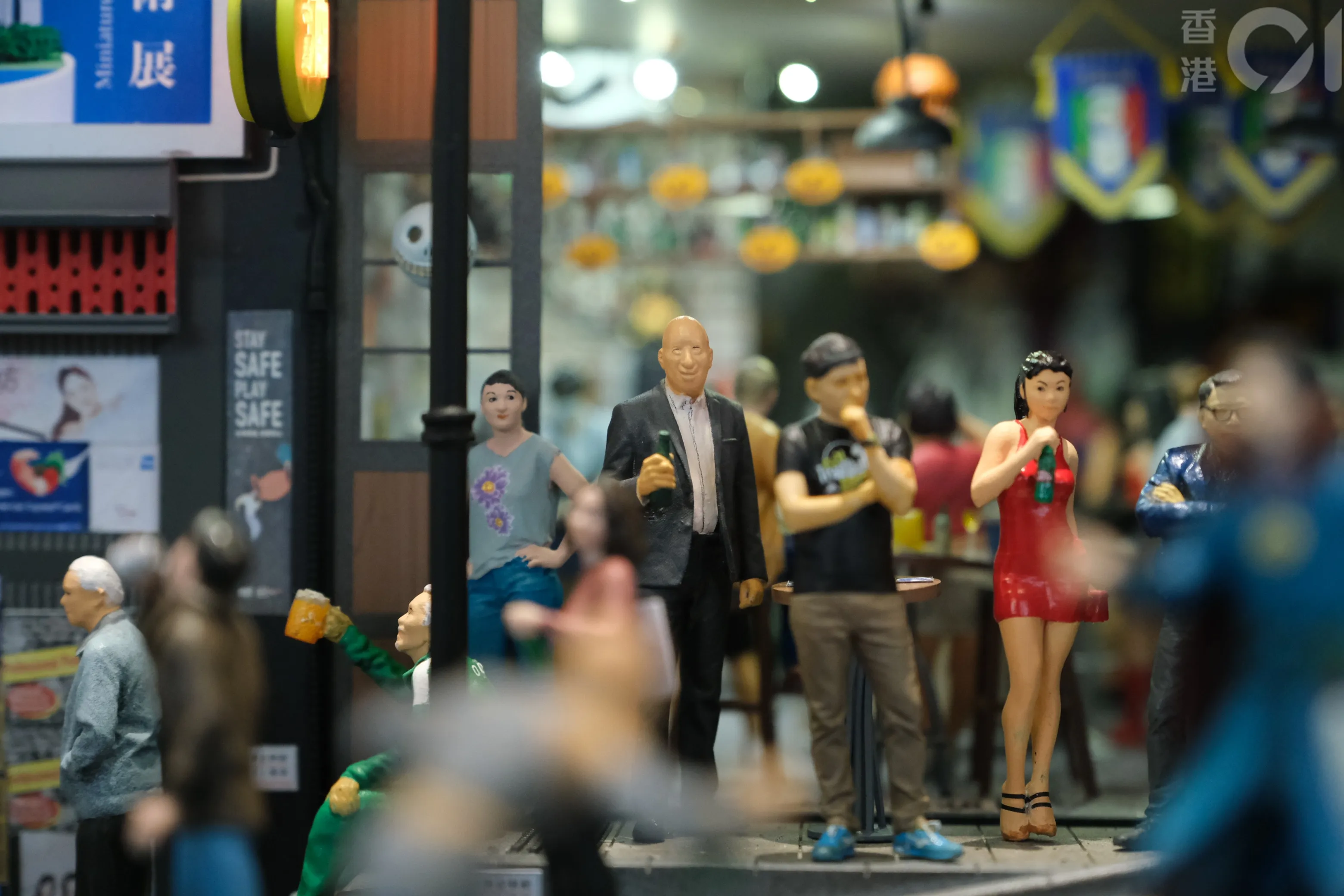 展品加入了一些真實的香港人物，例如蘭桂坊之父盛智文及已故音樂人黃家駒。（盧翊銘攝）