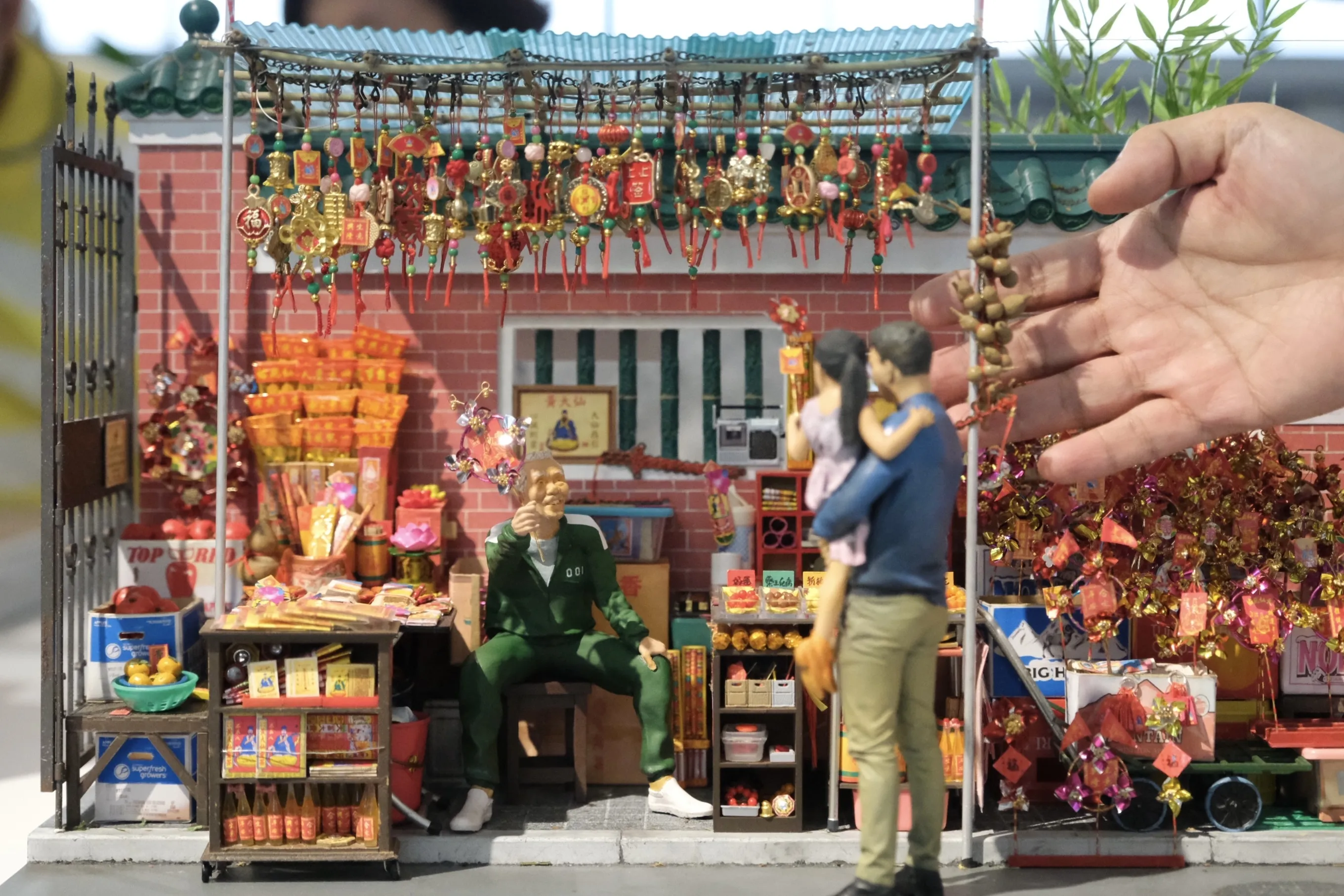 有富各區特色的微型藝術品，例如中環街市、沙田龍舟渡、利東街及黃大仙祠風車檔等。（盧翊銘攝）