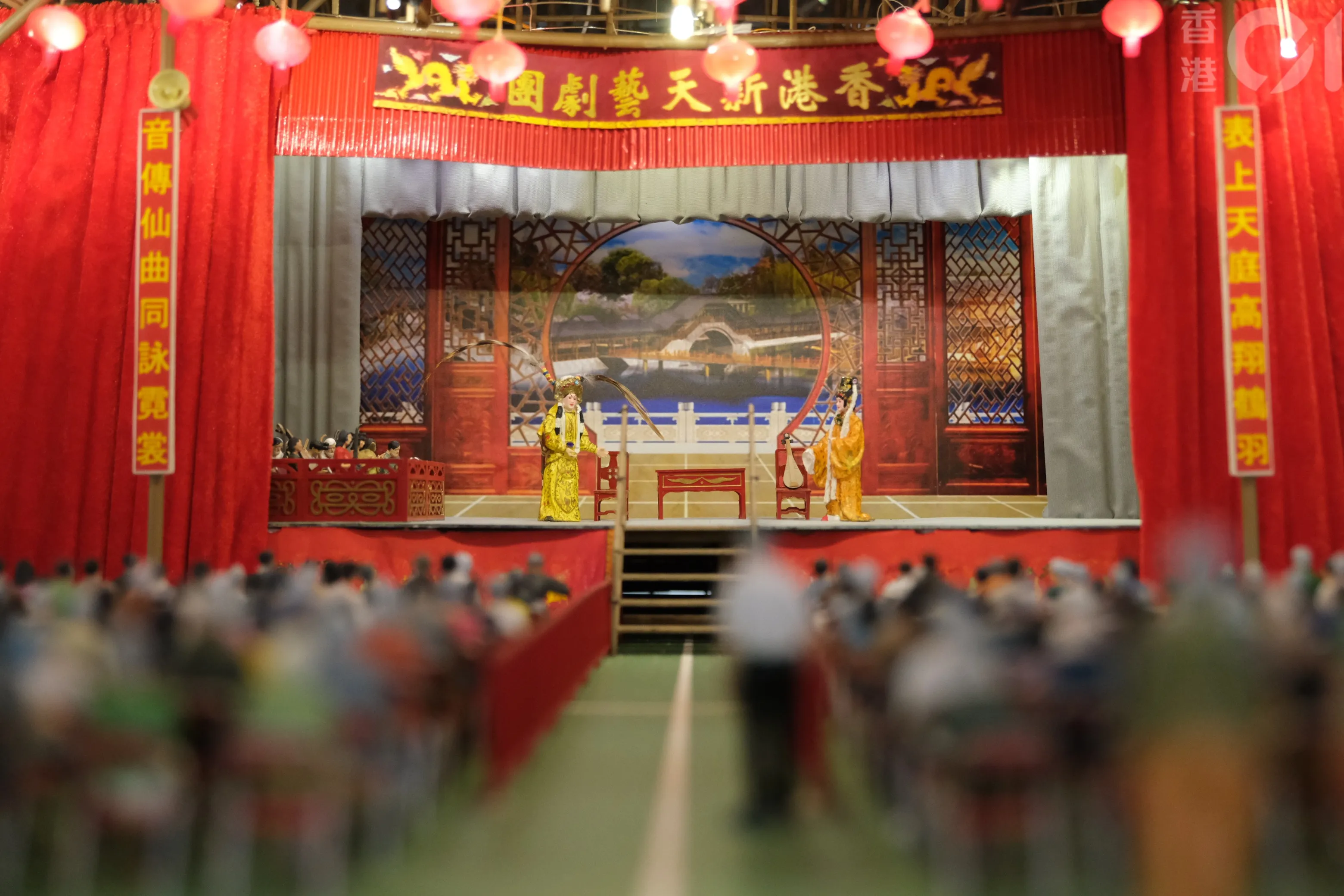 正上演神功戲的戲棚，當中花牌更用了800多粒小燈泡，加上採用的物料亦盡量與真實花牌相同，令戲棚看起來更真實。（盧翊銘攝）