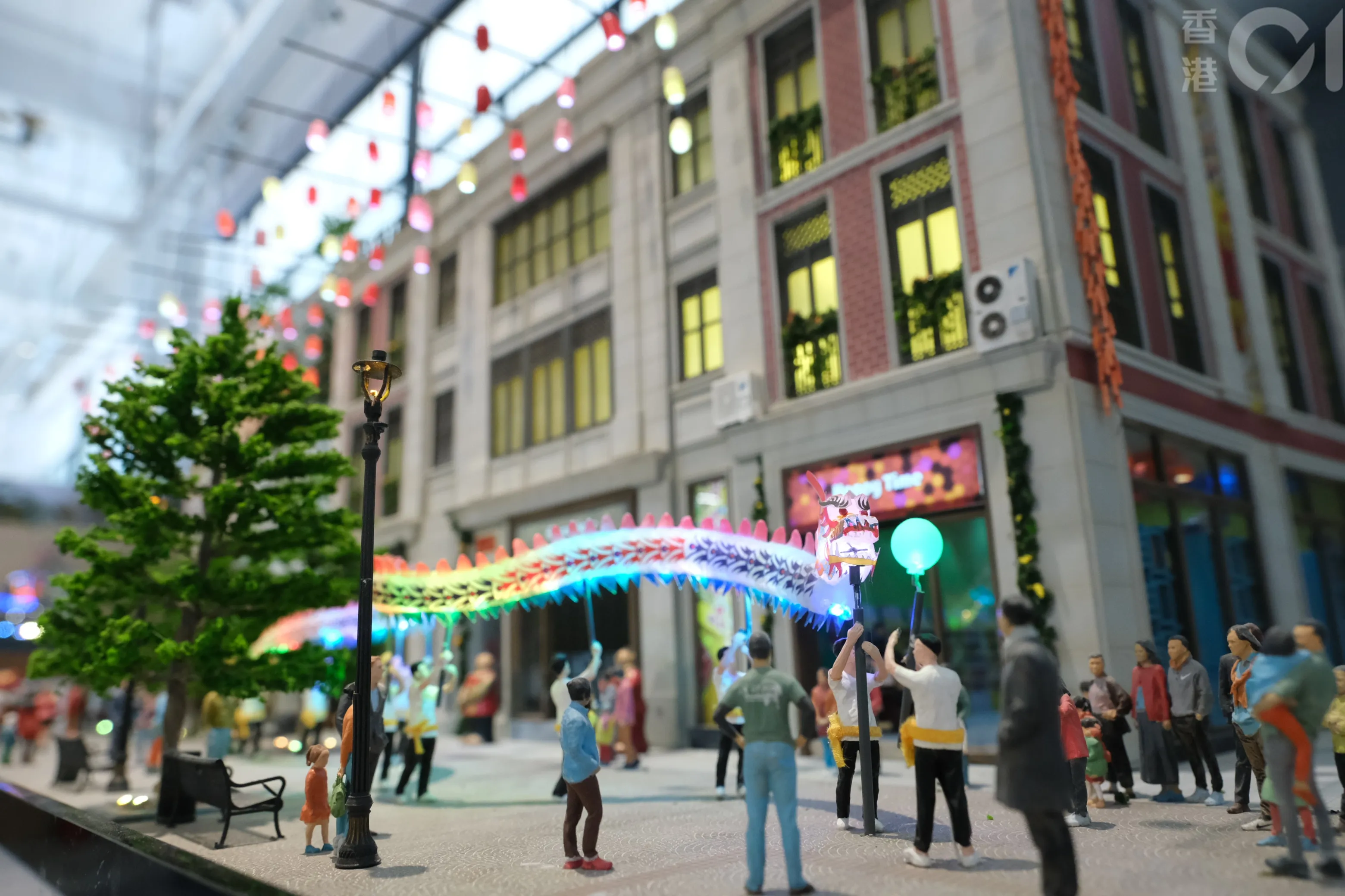 有富各區特色的微型藝術品，例如中環街市、沙田龍舟渡、利東街及黃大仙祠風車檔等。（盧翊銘攝）