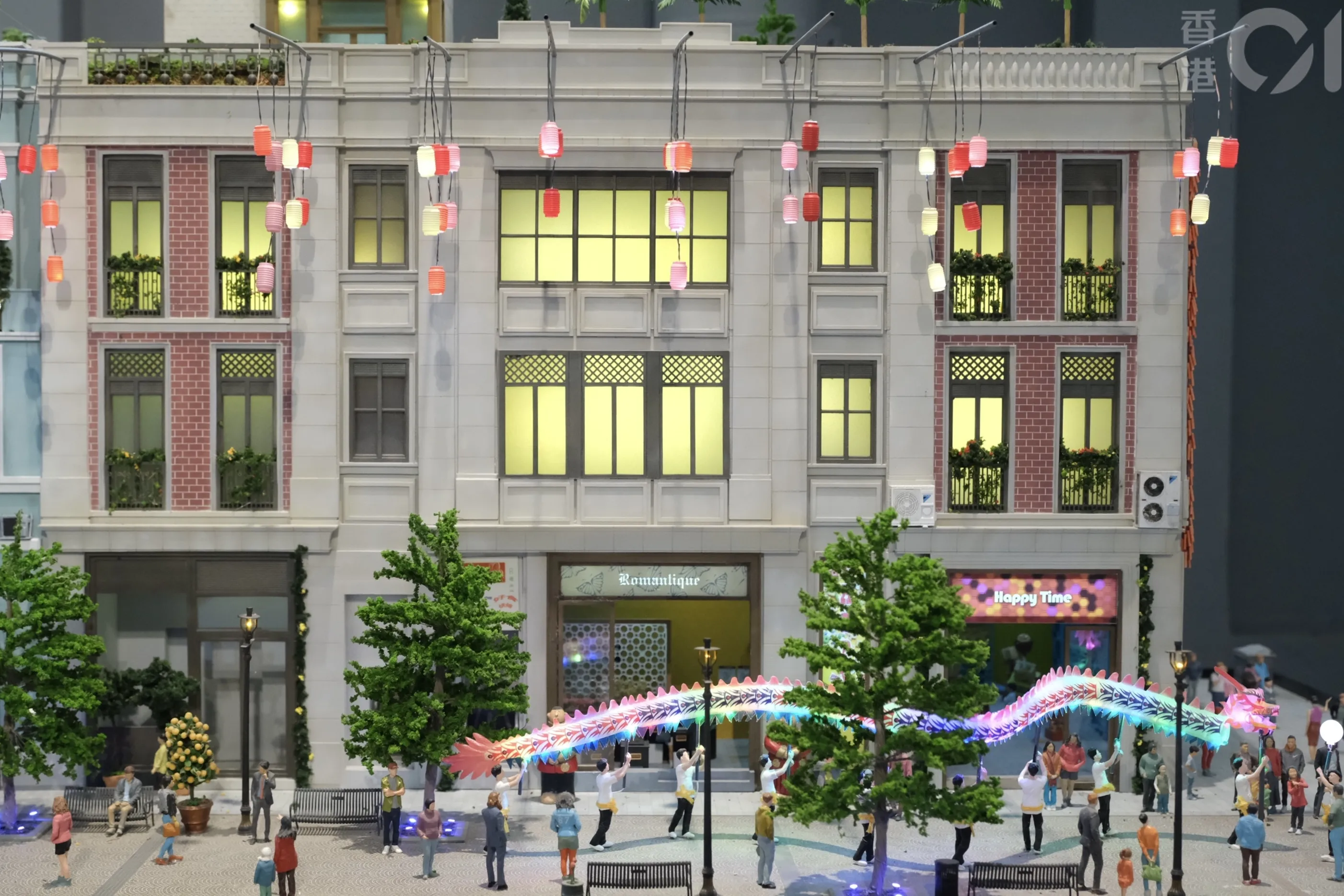 有富各區特色的微型藝術品，例如中環街市、沙田龍舟渡、利東街及黃大仙祠風車檔等。（盧翊銘攝）