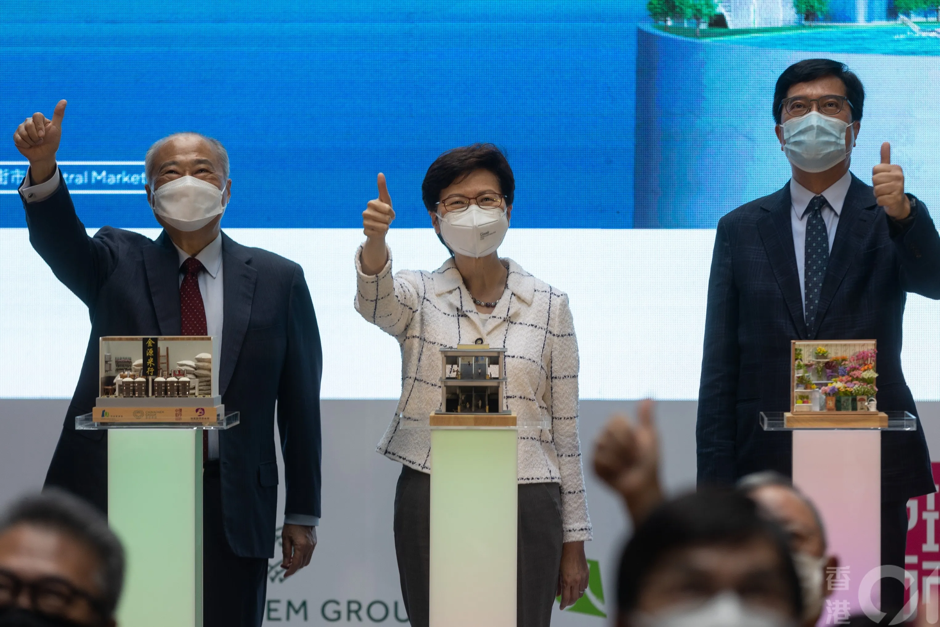 持首林鄭月娥6月1日為市建區與華懋聯合舉辦《細塑今昔·智建未來》微型藝術展擔任主禮嘉賓。(廖雁雄攝）