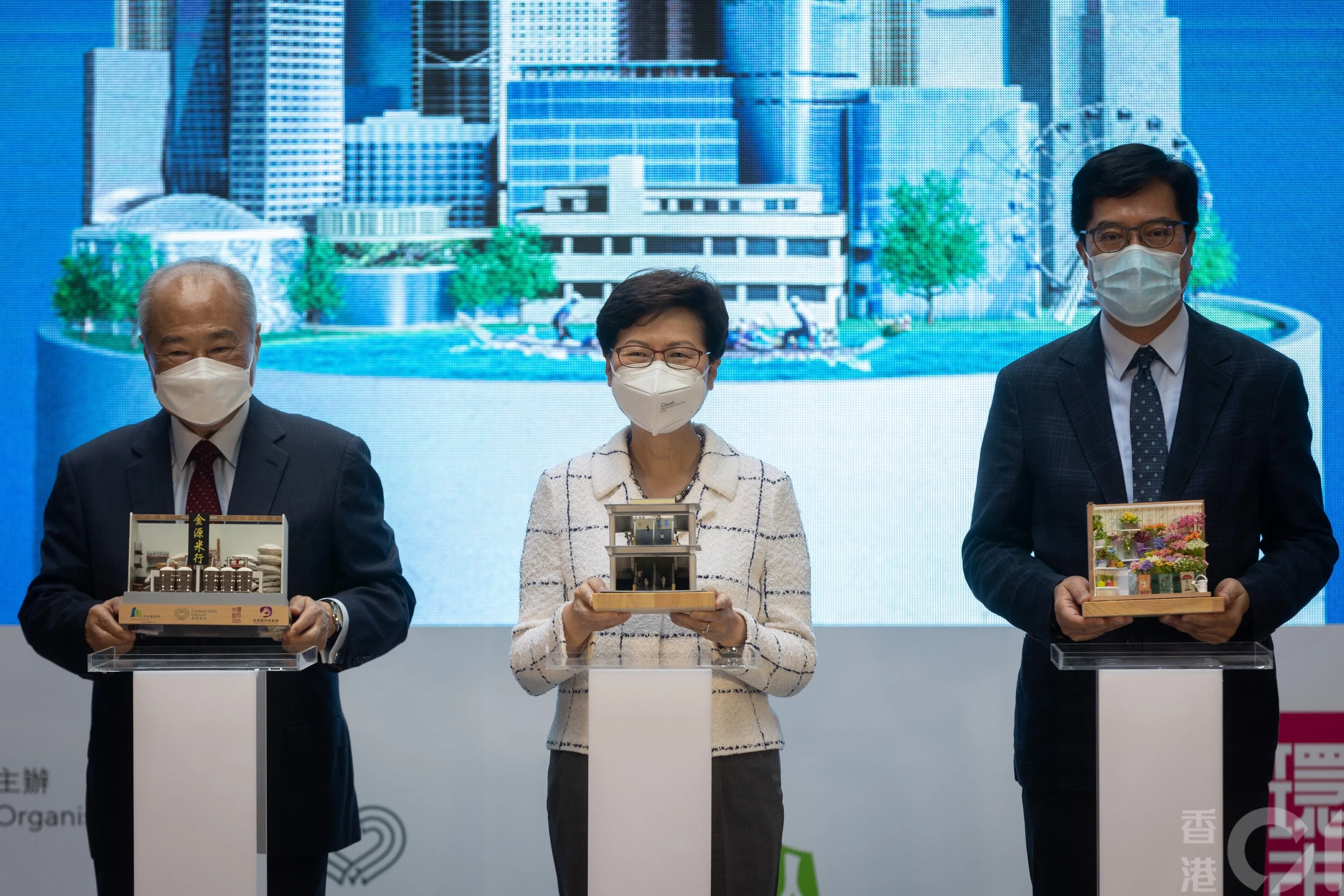 持首林鄭月娥6月1日為市建區與華懋聯合舉辦《細塑今昔·智建未來》微型藝術展擔任主禮嘉賓。(廖雁雄攝）