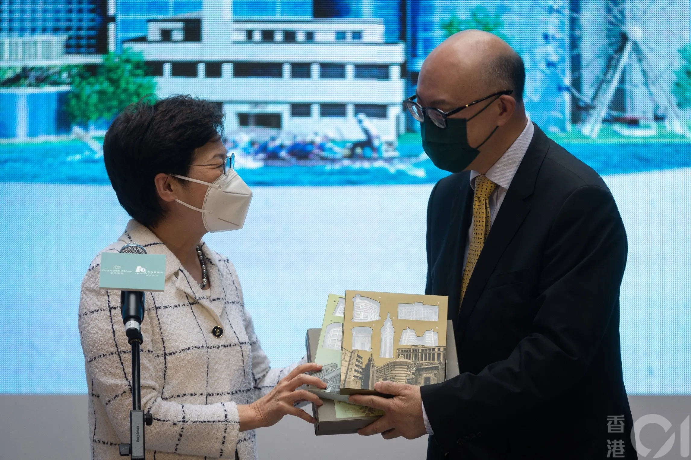 持首林鄭月娥6月1日為市建區與華懋聯合舉辦《細塑今昔·智建未來》微型藝術展擔任主禮嘉賓。(廖雁雄攝）