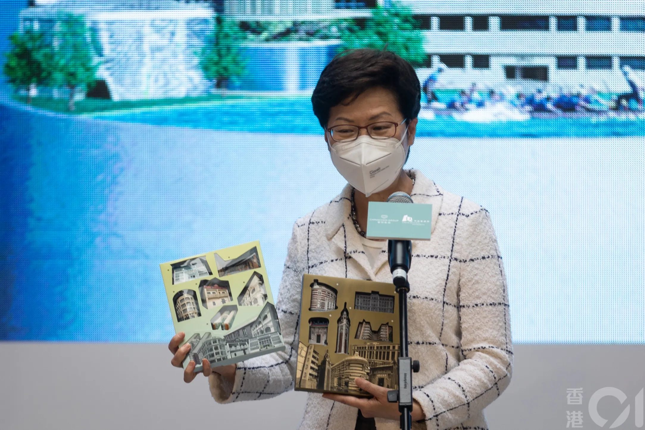 持首林鄭月娥6月1日為市建區與華懋聯合舉辦《細塑今昔·智建未來》微型藝術展擔任主禮嘉賓。(廖雁雄攝）