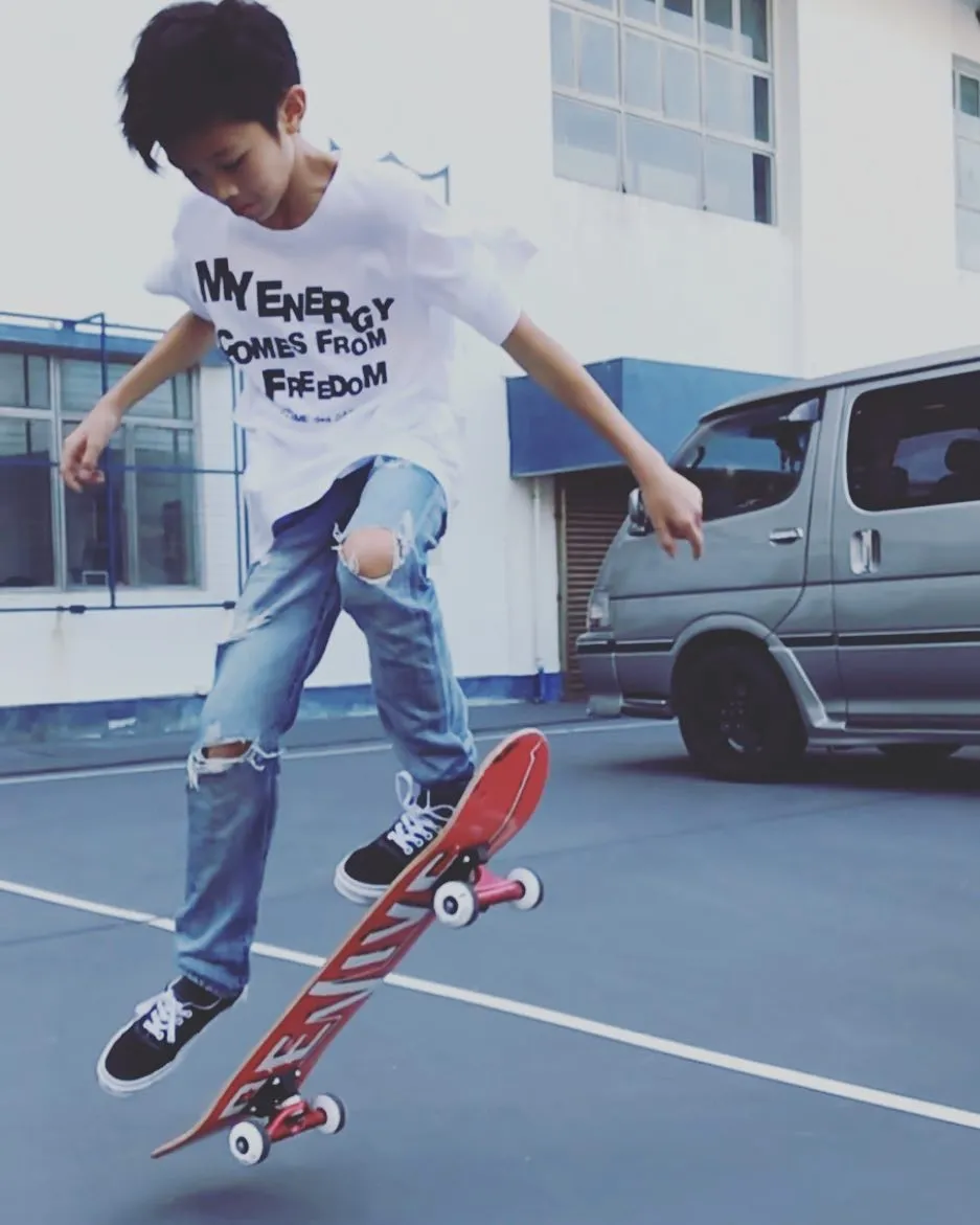 玩滑板。（IG@cheung_chi_lam）