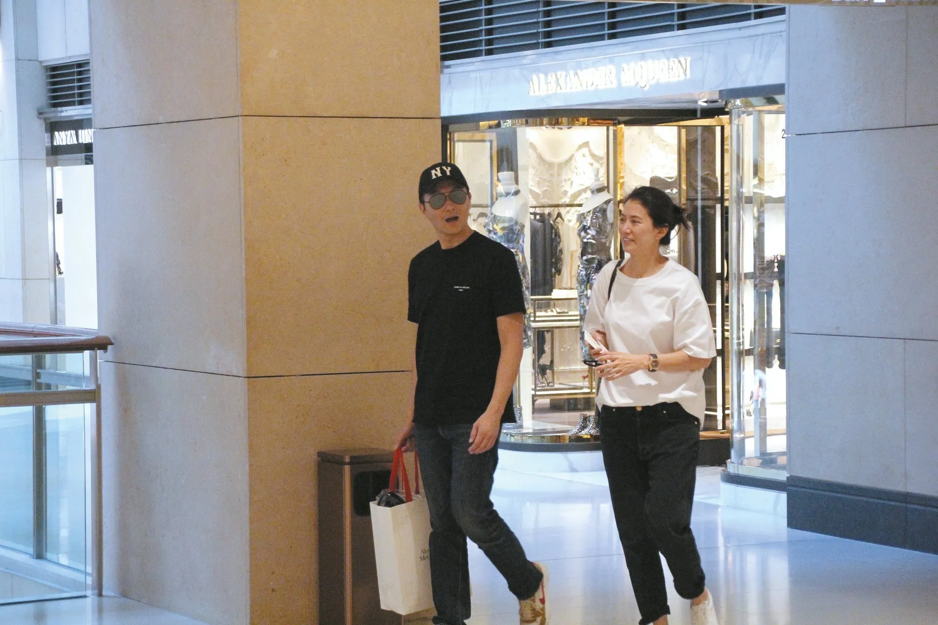 陪老婆買袋。（視覺中國）