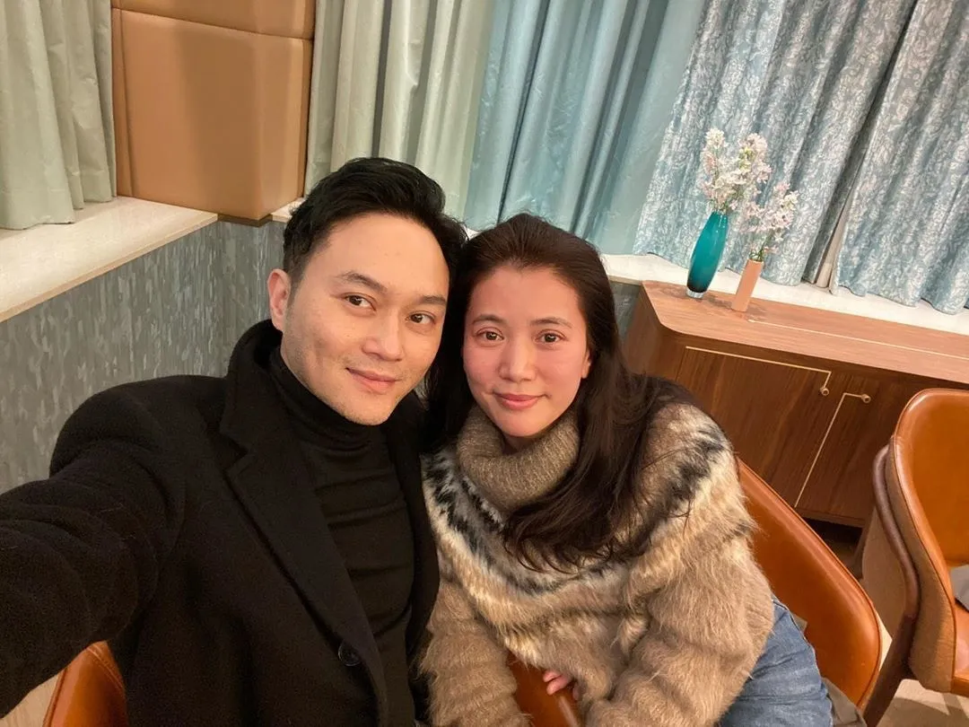 現年48歲的袁詠儀與老公張智霖（Chilam）一向是圈中的糢範夫妻，兩人不但十分恩愛，凍齡樣貌亦備受網民讚賞。（IG@anitayuenwy）