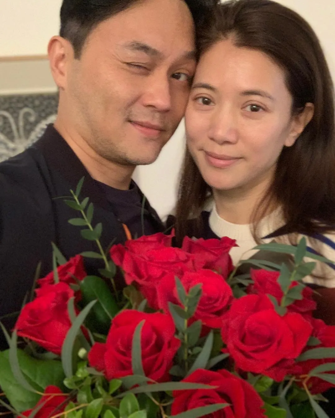 舊年情人節Chilam特別買了玫瑰花冧老婆！（IG圖片/@anitayuenwy）