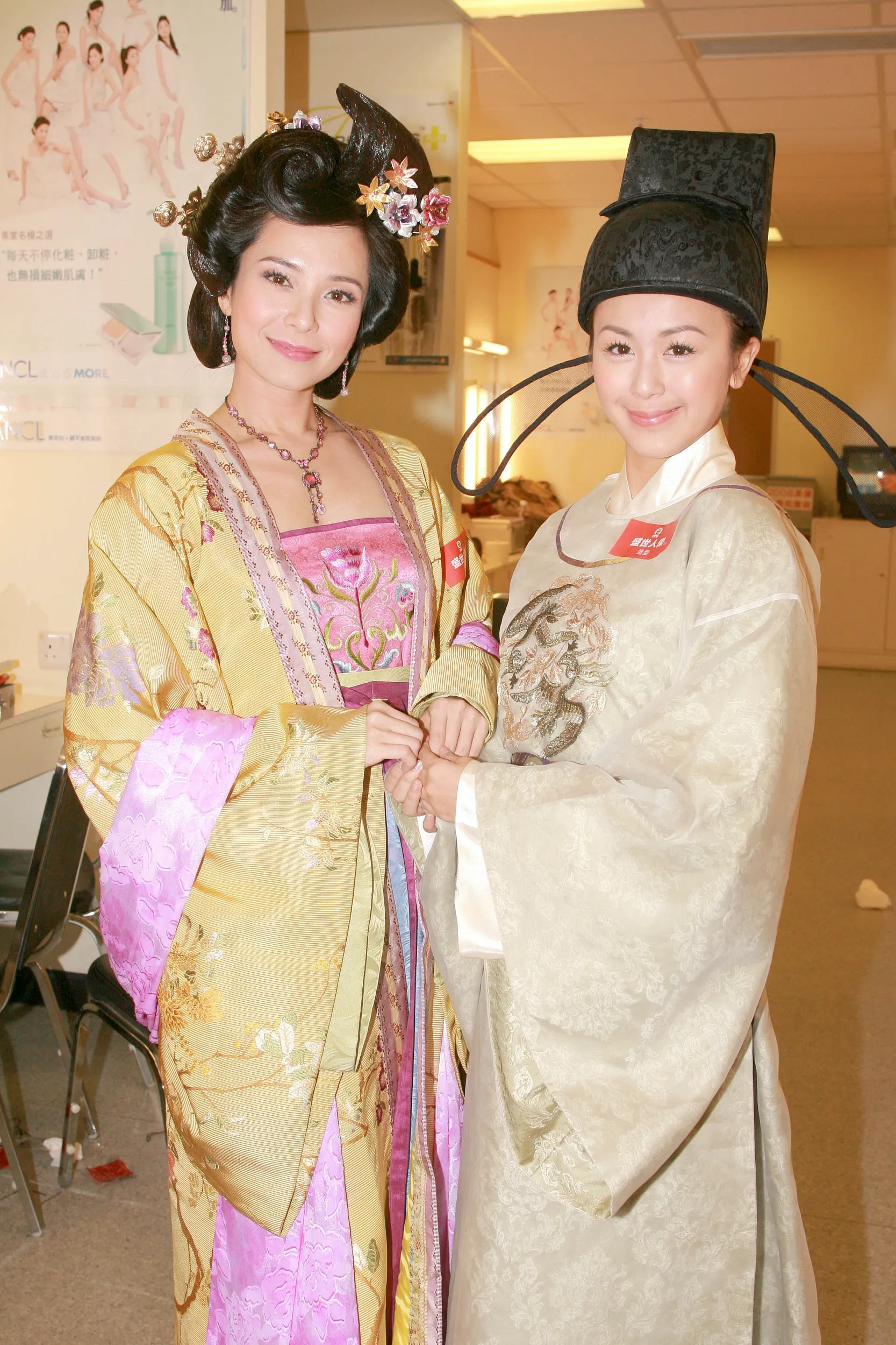 2007年，《盛世仁傑》試造型，穿起男裝亦有板有眼。（VCG）