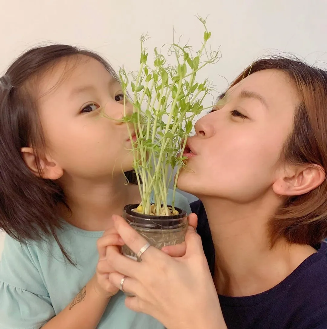 唐寧雖是兩子之母，但外貌身材都零走樣！（IG／＠leilakong1205）