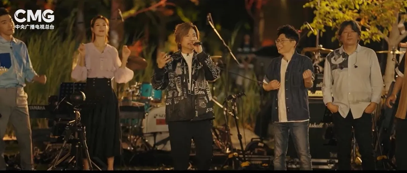 世榮唱《喜歡你》帶有家駒的影子。（微博圖片）