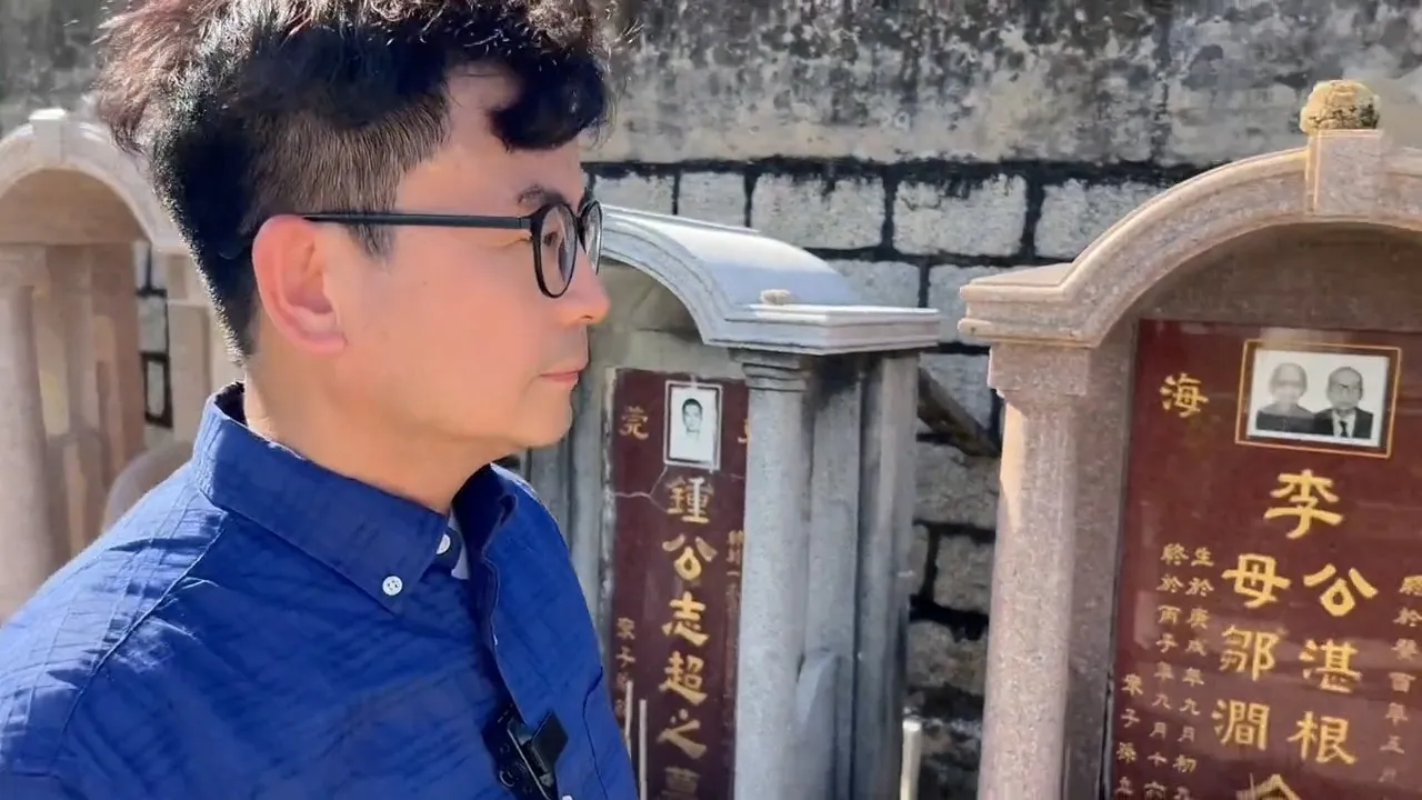去到家駒墓前拜祭。（影片截圖）