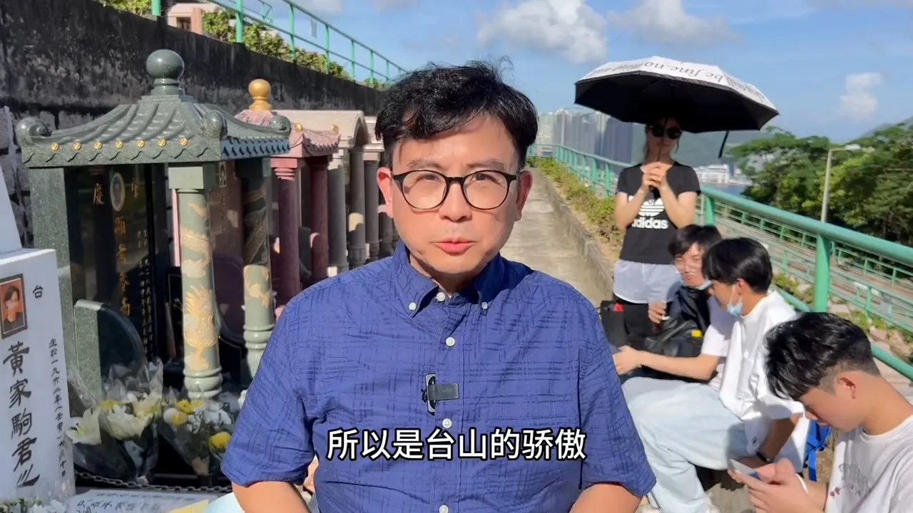 去到家駒墓前拜祭。（影片截圖）