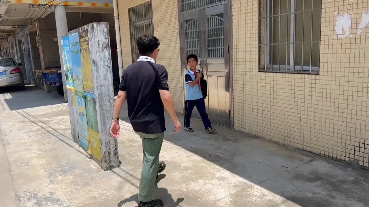 問路。（影片截圖）